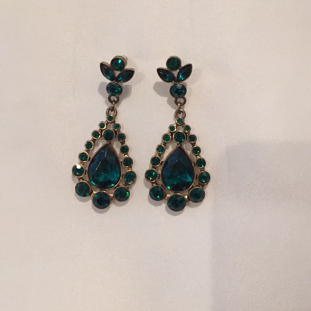 Drop earrings in Emerald green